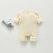 Stickad babyjumpsuit med knappar